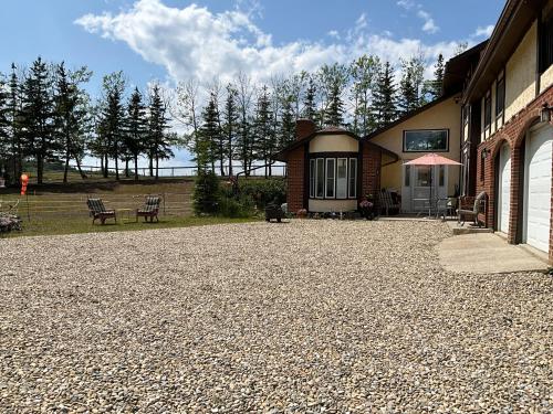 Iekārtas, Tudor House Bed and Breakfast in Water Valley (AB)