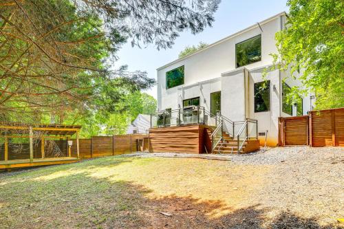 Luxe Buckhead Retreat 6 Mi to Dtwn Atlanta in Lindridge-Martin Manor