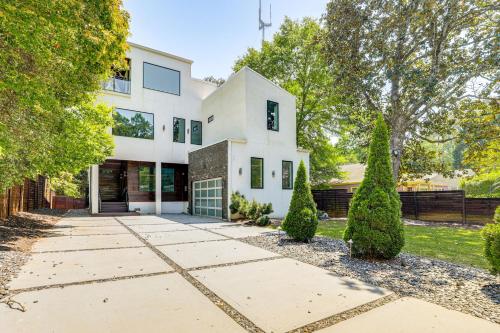 Luxe Buckhead Retreat 6 Mi to Dtwn Atlanta in Lindridge-Martin Manor