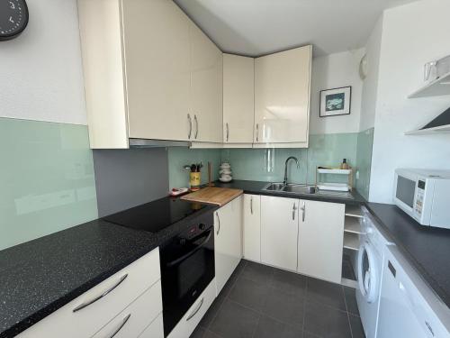 Kitchen, Le Refuge Du Sud in Ovalie