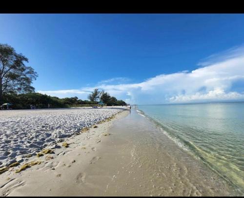 Beautiful condo within 8 min drive to the beach