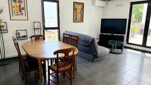 Shared lounge/TV area, Le Refuge Du Sud in Ovalie