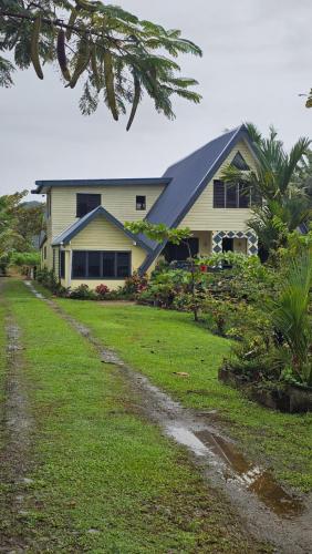Vista exterior, Queens Inn Studio Apartments in Puerto del Pacífico