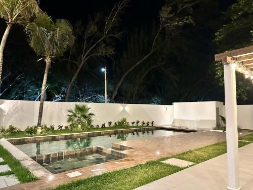 Modern Oceanfront Retreat 2BD 2BDR Wifi Pool in Zona Hotelera