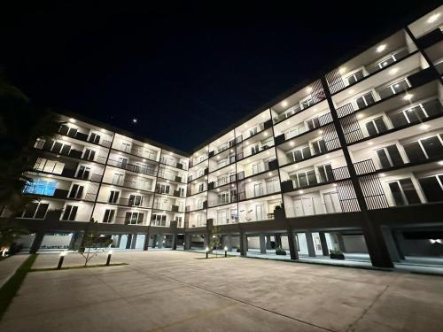 Modern Oceanfront Retreat 2BD 2BDR Wifi Pool in Zona Hotelera