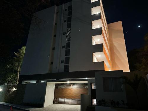 Modern Oceanfront Retreat 2BD 2BDR Wifi Pool in Zona Hotelera
