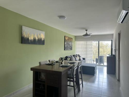 Modern Oceanfront Retreat 2BD 2BDR Wifi Pool in Zona Hotelera