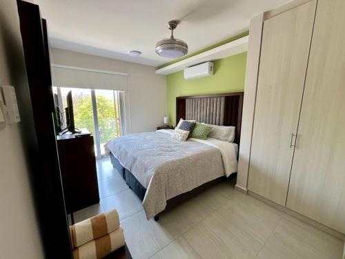 Modern Oceanfront Retreat 2BD 2BDR Wifi Pool in Zona Hotelera