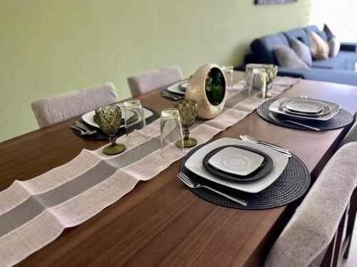 Modern Oceanfront Retreat 2BD 2BDR Wifi Pool in Zona Hotelera