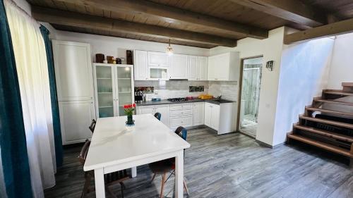 кухня, Cabana cu ciubăr din Larguta (Cabana cu ciubar din Larguta) in Holbav