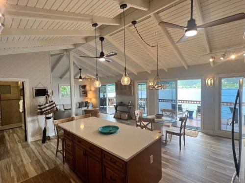 Cliffhanger - Oceanfront Simple Luxury with Endless Blue Views in 中部