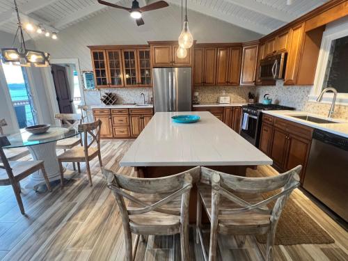 Cliffhanger - Oceanfront Simple Luxury with Endless Blue Views in 中部