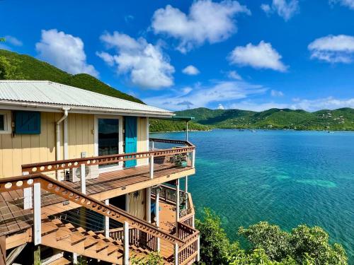 Cliffhanger - Oceanfront Simple Luxury with Endless Blue Views in 中部