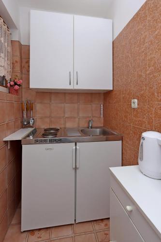 One-Bedroom Apartment with Balcony and Sea View image 7