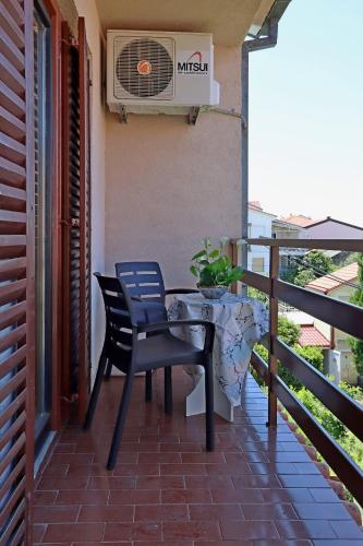 One-Bedroom Apartment with Balcony and Sea View image 3