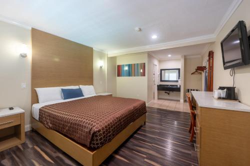 Superior King Room room in Hollywood City Inn