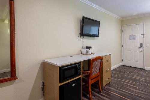 Superior King Room image 3
