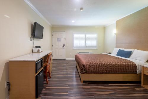 Superior King Room image 7