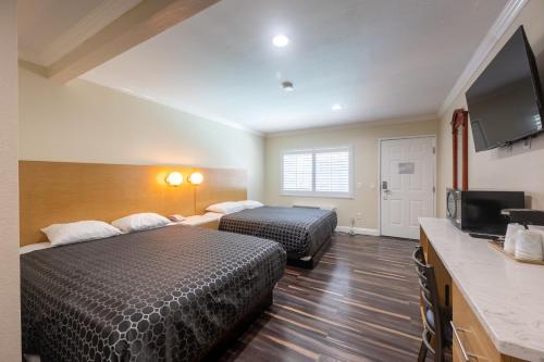 Superior Queen Room with Two Queen Beds room in Hollywood City Inn