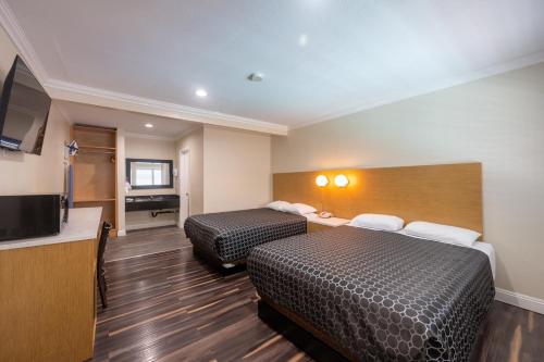 Superior Queen Room with Two Queen Beds image 2