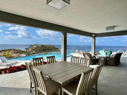 Luxe Pool Villa with Big Views and A Sandy Beach Nearby - Driftwood Villa in 克魯斯灣