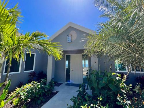 Luxe Pool Villa with Big Views and A Sandy Beach Nearby - Driftwood Villa in 克魯斯灣