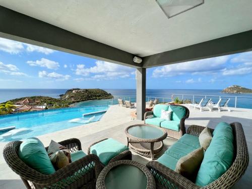 Luxe Pool Villa with Big Views and A Sandy Beach Nearby - Driftwood Villa in 克魯斯灣