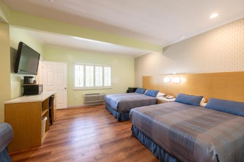 Family Room room in Hollywood City Inn