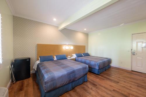 Family Room image 2
