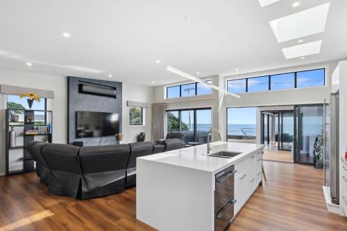 Exterior view, Seabreeze Retreat - Paraparaumu Holiday Home in Paekakariki