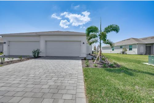 Beautiful 3 bed 2 bath pool & lake view 10 min from beaches
