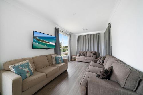 Basin Escape by Book Jervis Bay - short walk to the waters edge. in Erowal Bay