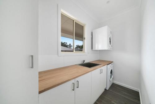 Basin Escape by Book Jervis Bay - short walk to the waters edge. in Erowal Bay