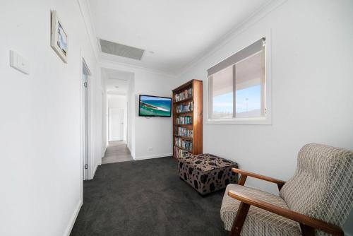 Basin Escape by Book Jervis Bay - short walk to the waters edge. in Erowal Bay