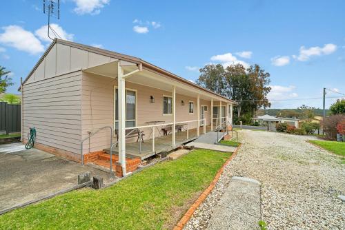 Basin Escape by Book Jervis Bay - short walk to the waters edge. in Erowal Bay