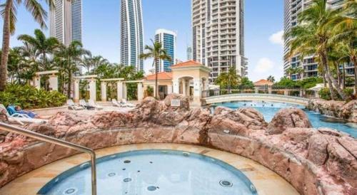 Surfers Paradise Chevron: Sea & City Views