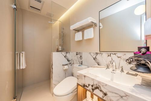 Double Room with Private Bathroom image 1