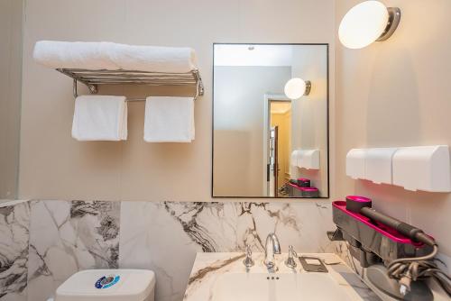 Double Room with Private Bathroom image 2