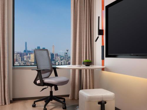 Standard King Room with City View image 7