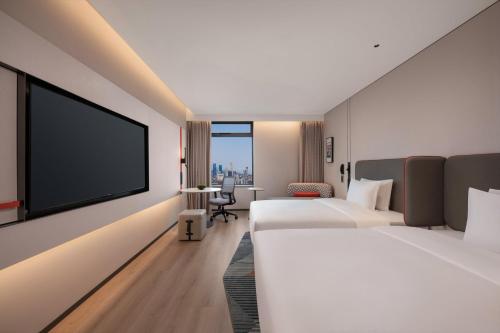 Standard Twin Room with City View image 4