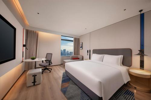 Standard King Room with City View image 6
