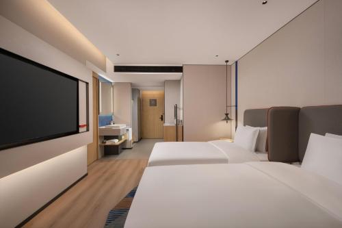 Standard Twin Room with City View image 2