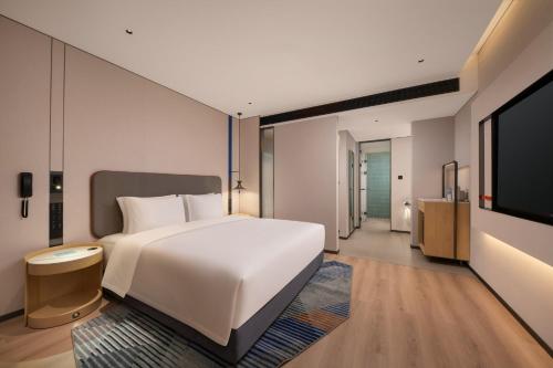 Standard King Room with City View image 4