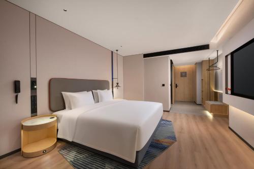 Standard King Room with City View image 3