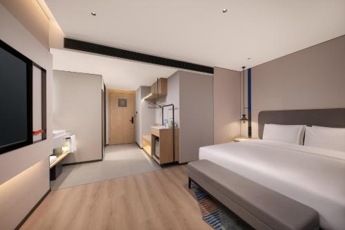 Standard King Room with City View image 2