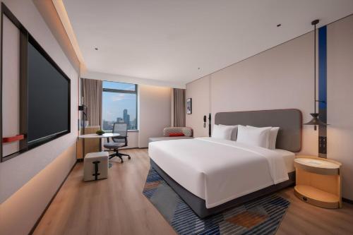 Standard King Room with City View image 1