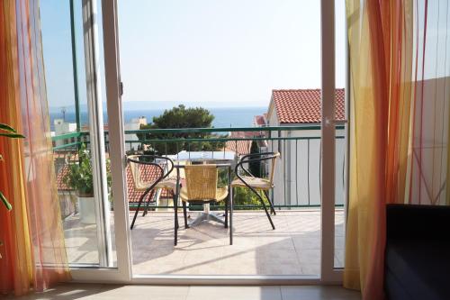 陽台/露台, Apartments Mario with private parking in 馬卡爾斯卡市中心