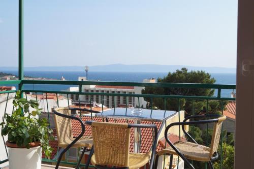 陽台/露台, Apartments Mario with private parking in 馬卡爾斯卡市中心