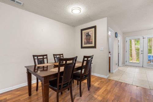 Spacious 3BR Retreat Perfect for Groups Near Downtown in 나이트데일
