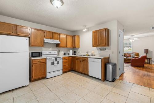 Spacious 3BR Retreat Perfect for Groups Near Downtown in 나이트데일